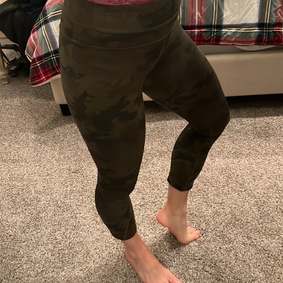 Lululemon Cropped Camouflage Like New Mid Rise Leggings - Picture 2 of 10